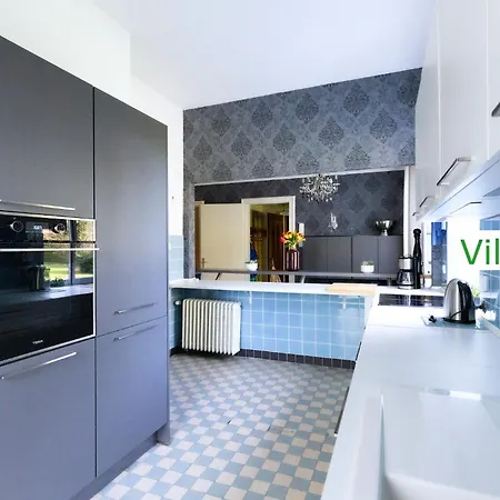 Luxury Emg - Historische Mit Sauna, Spa, Garten & Grossem Essbereich Fuer Bis Zu 22 Personen Villa