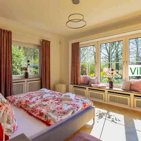 Luxury Emg - Historische Mit Sauna, Spa, Garten & Grossem Essbereich Fuer Bis Zu 22 Personen Villa