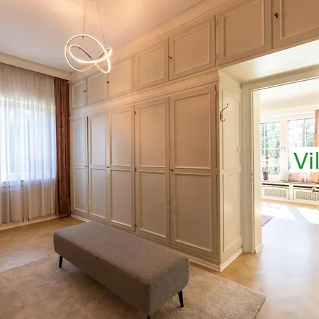 Luxury Emg - Historische Mit Sauna, Spa, Garten & Grossem Essbereich Fuer Bis Zu 22 Personen Villa