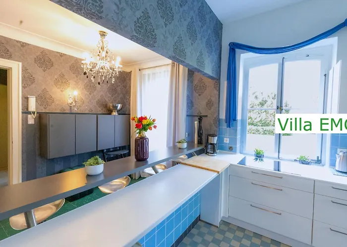Luxury Emg - Historische Mit Sauna, Spa, Garten & Grossem Essbereich Fuer Bis Zu 22 Personen Villa