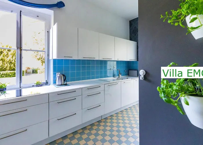 Villa Luxury Emg - Historische Mit Sauna, Spa, Garten & Grossem Essbereich Fuer Bis Zu 22 Personen *
