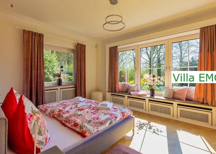 Luxury Emg - Historische Mit Sauna, Spa, Garten & Grossem Essbereich Fuer Bis Zu 22 Personen Villa