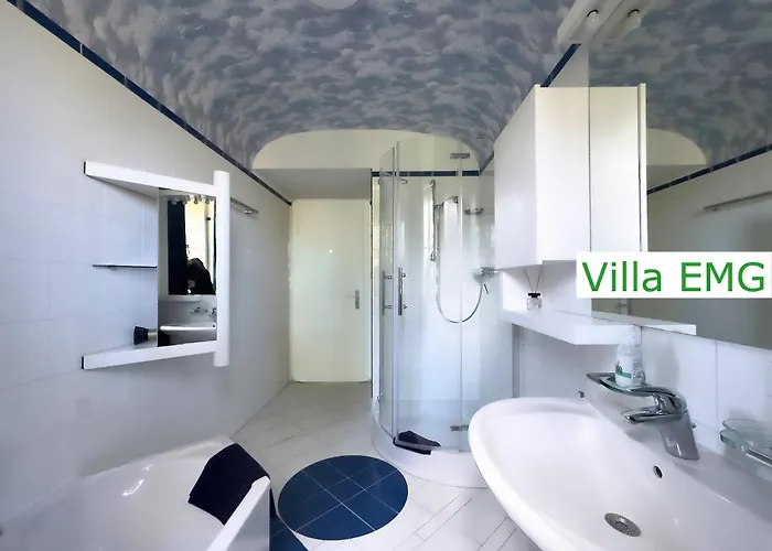 Villa Luxury Emg - Historische Mit Sauna, Spa, Garten & Grossem Essbereich Fuer Bis Zu 22 Personen *